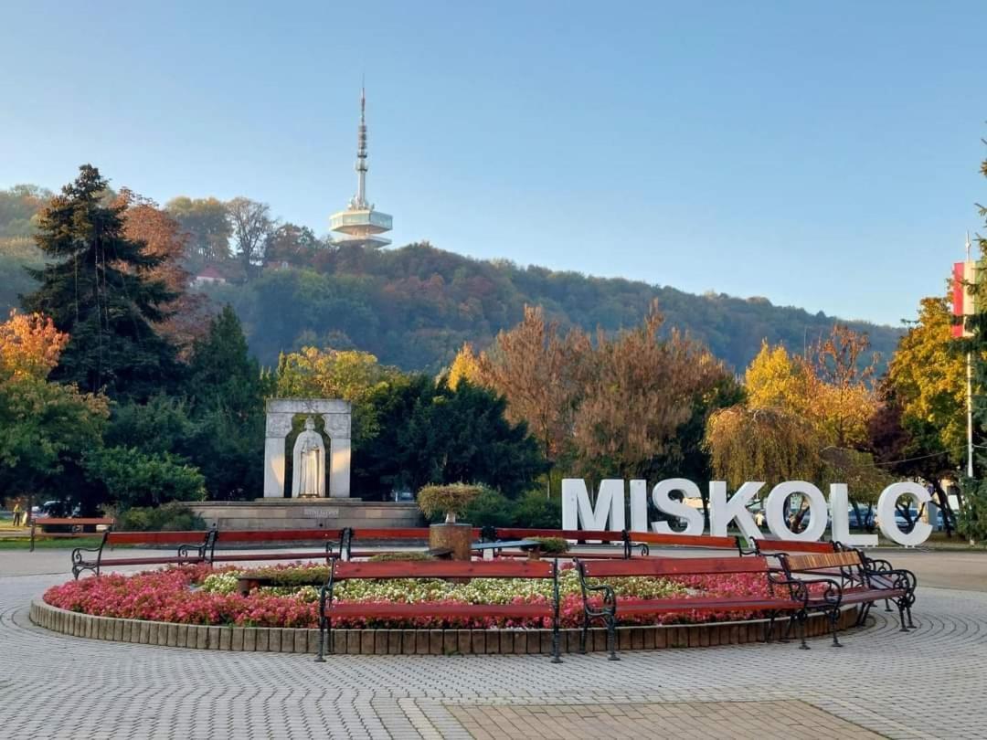 Julia Apartman Miskolc Buitenkant foto
